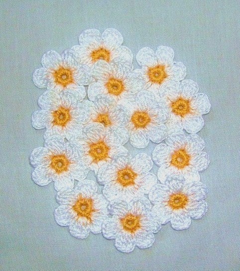 10 Crocheted  white   Daisy flowers   appliques/cards/scrapbooking