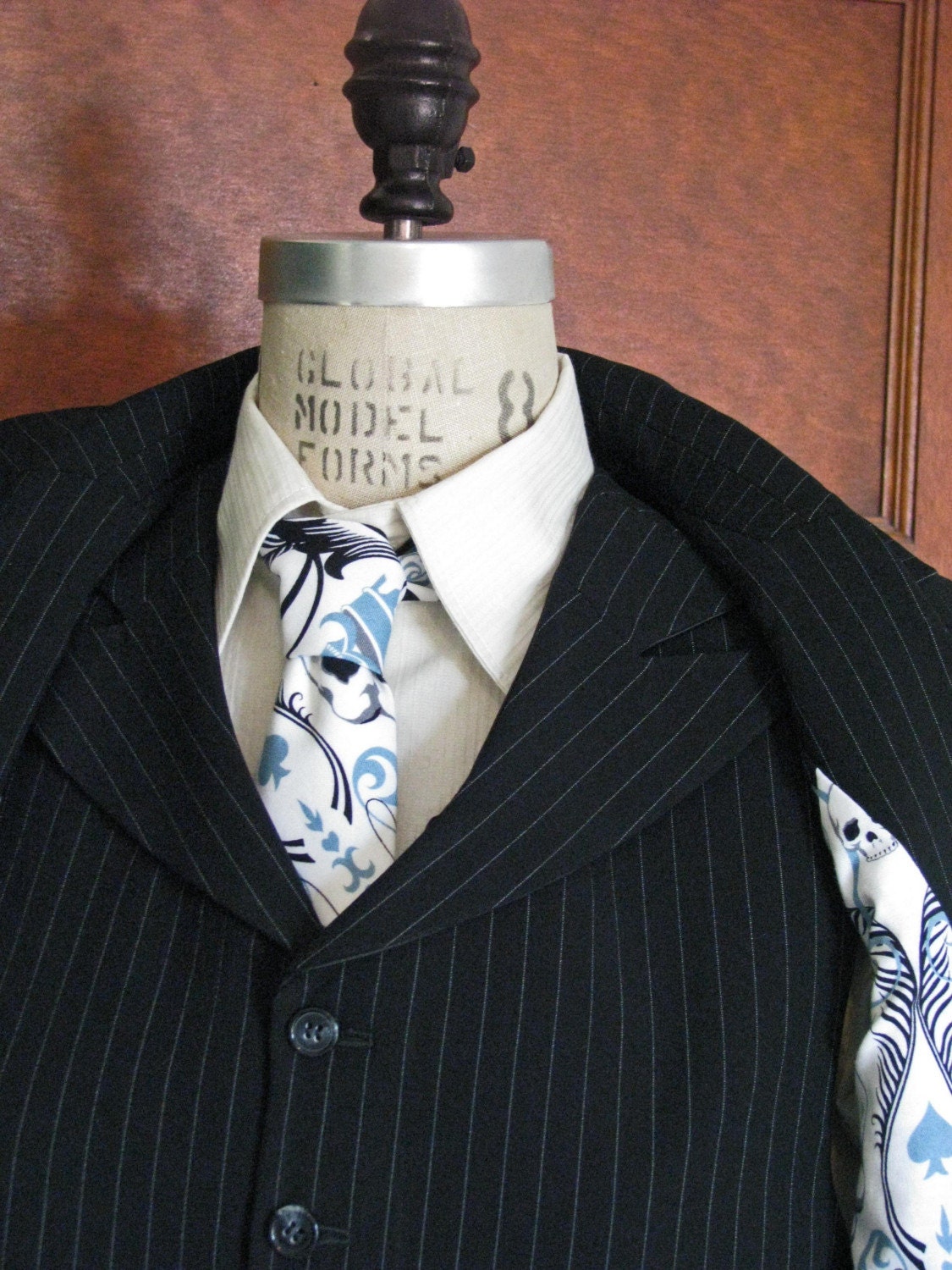 Single Breasted Peak-Lapel Suit with Tie