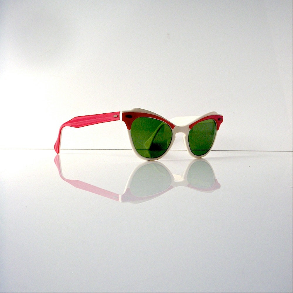 50s sunglasses - Mad Men beach chic - red/white cat eye with green lenses - like new vintage - Betty Draper chic