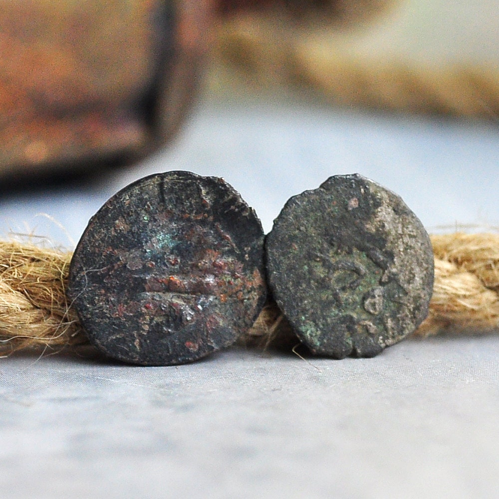 2 antique objects found in a dig... something  curious...    May 04/9 L