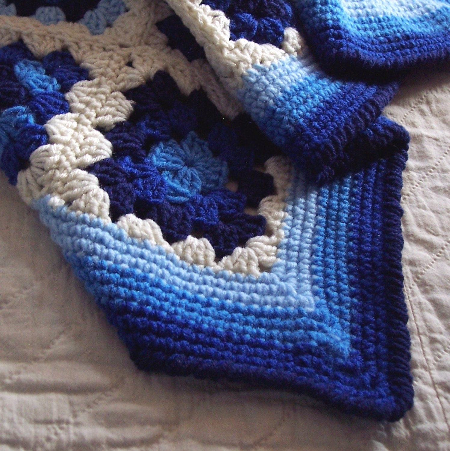 Crochet Baby Blanket... Granny Squares... Vintage Style Baby Blankie in Ivory Cream / Baby Blue / Cornflower Blue / Navy Blue