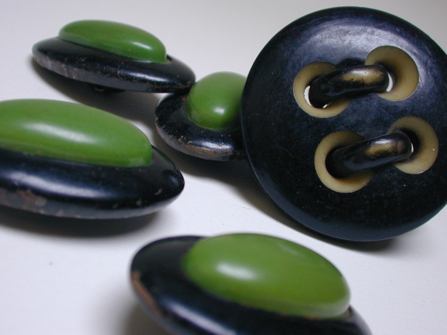 6 vintage bakelite celluloid buttons