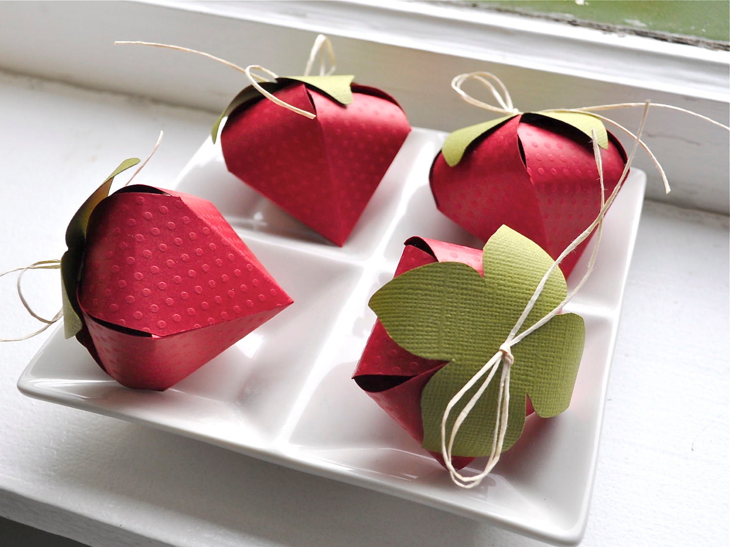 Strawberry shaped favor boxes (4)
