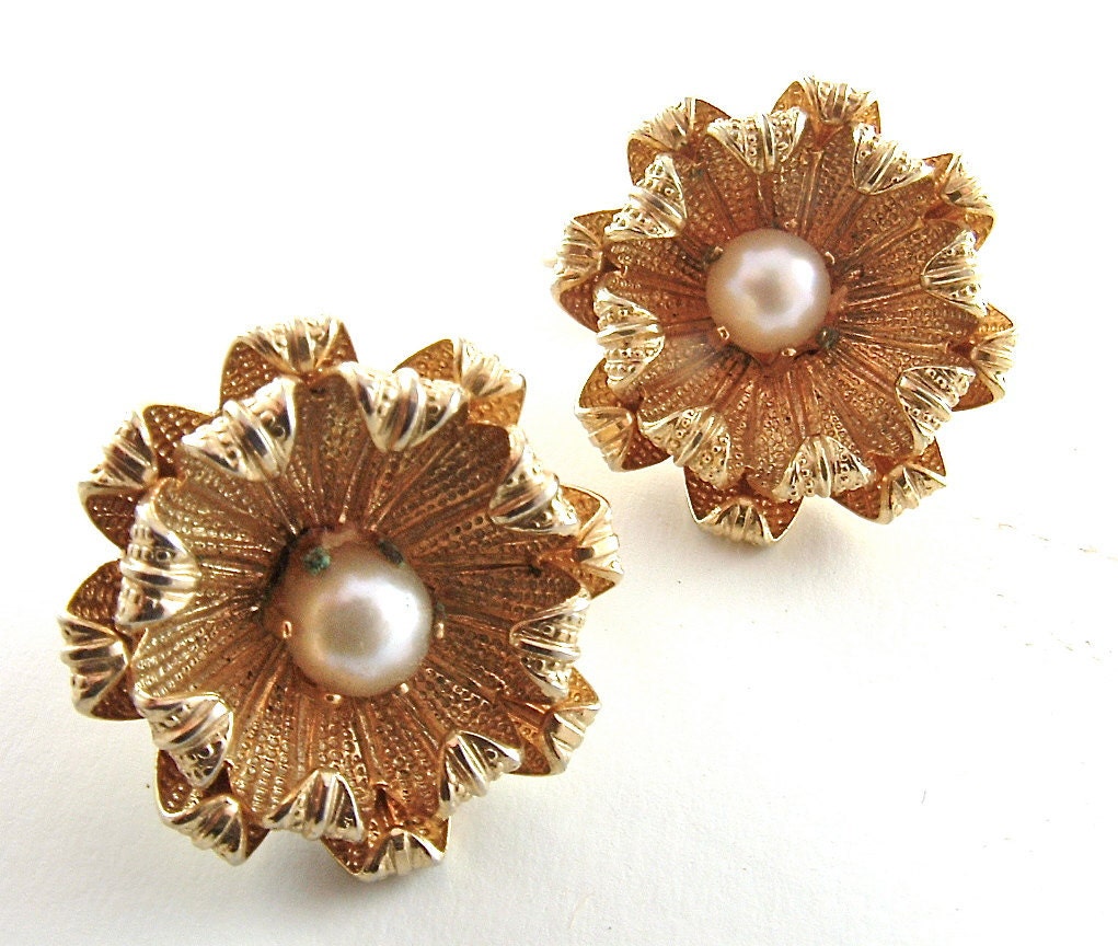 Classic Flower Earrings Vintage Jewelry with Faux Pearls Clip On Earrings ((Free SHipping USA))