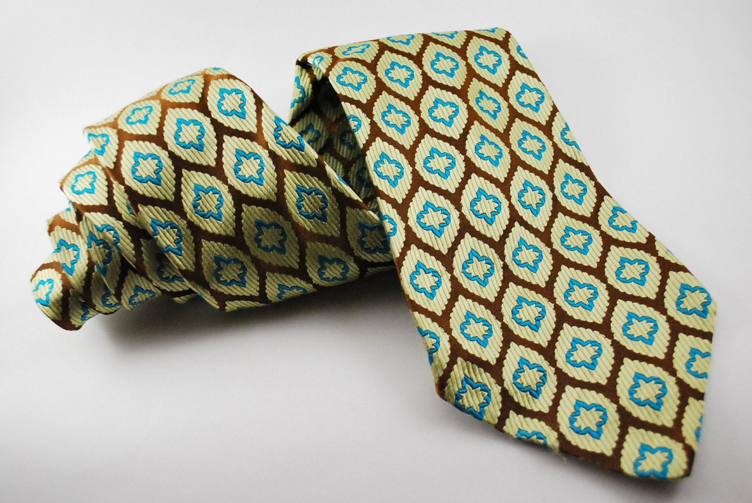 Beautiful Wide Vintage Tie