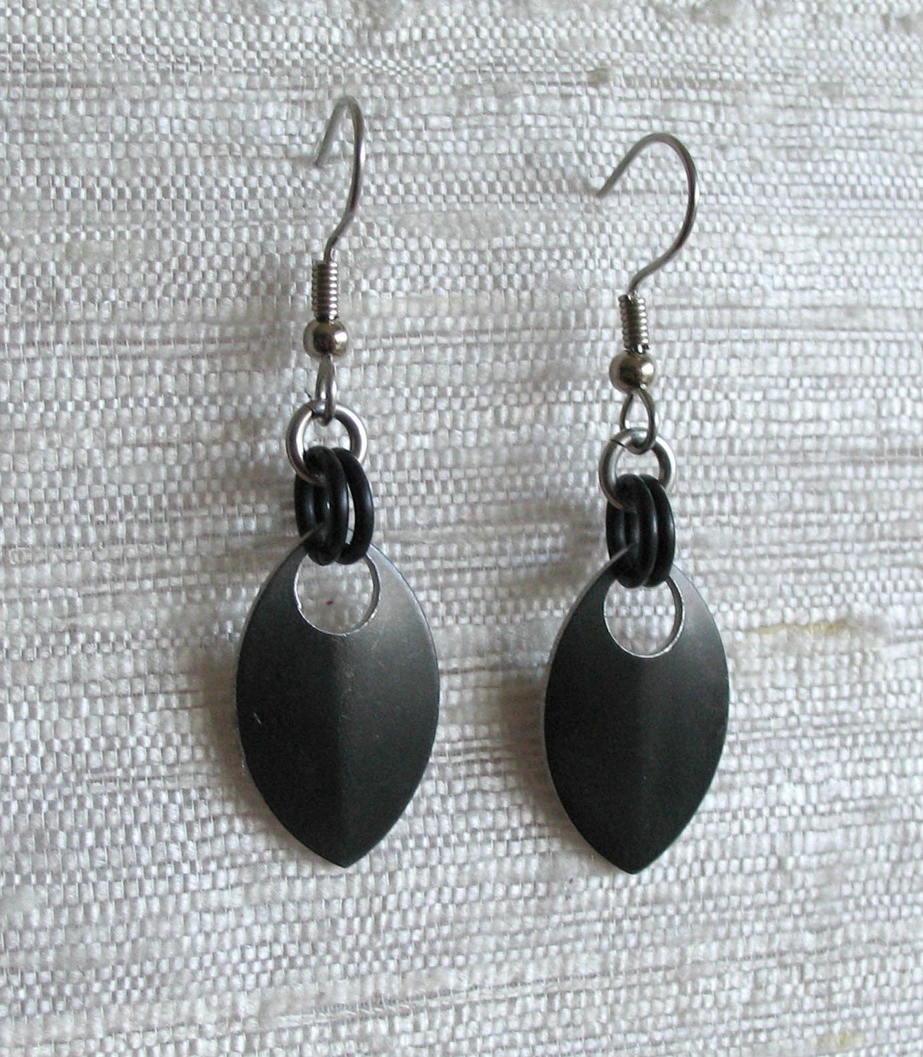 Single Leaf Chainmaille Earrings in Black