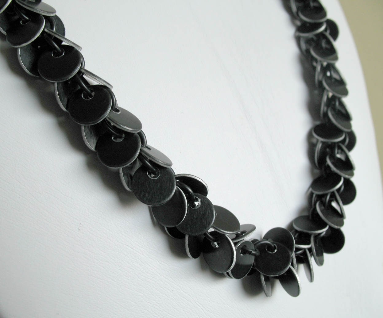 Long confetti chainmail necklace in black