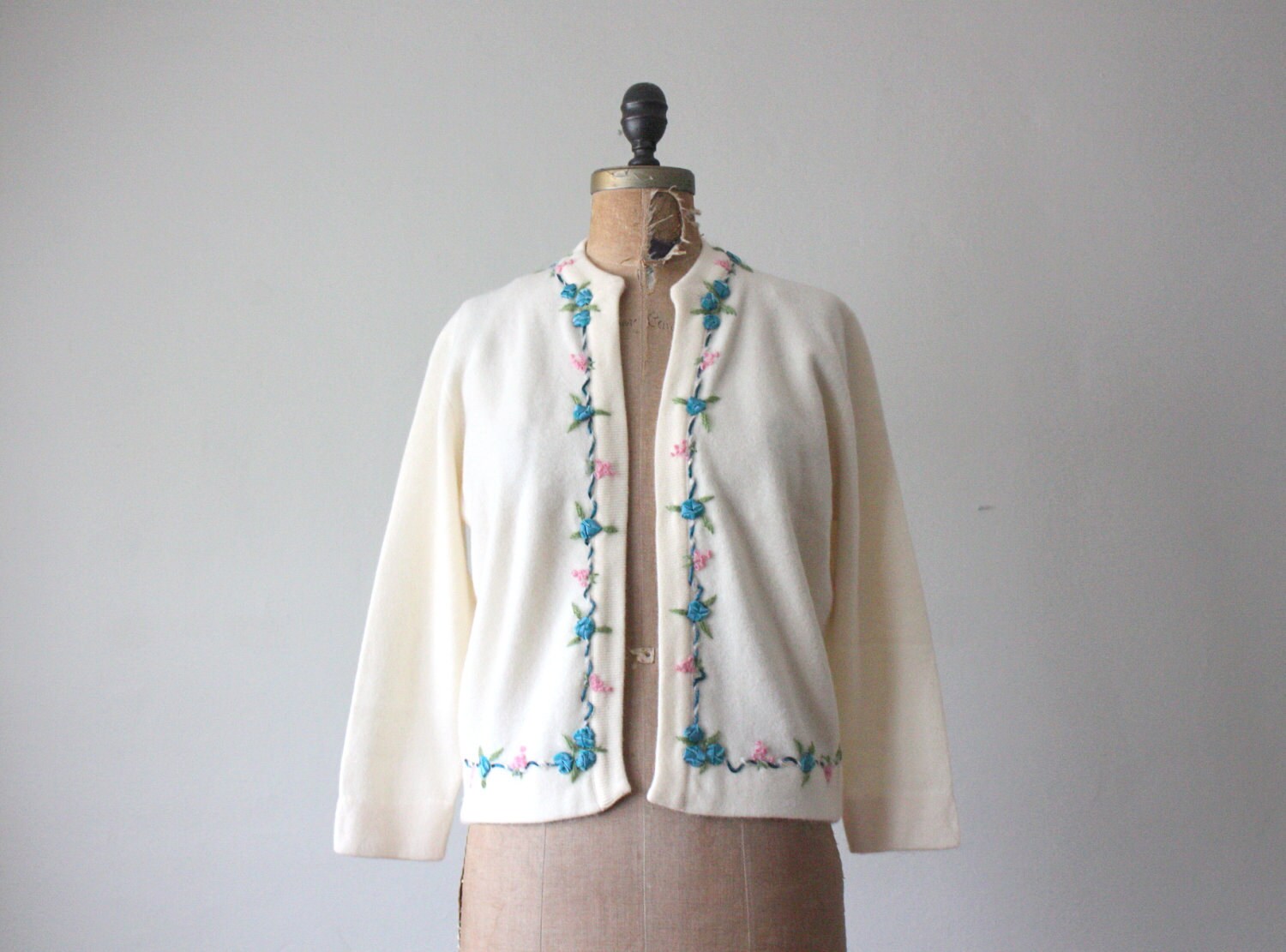 1950s cardigan - cashmere cardigan - vintage 1950's embroidered cardigan