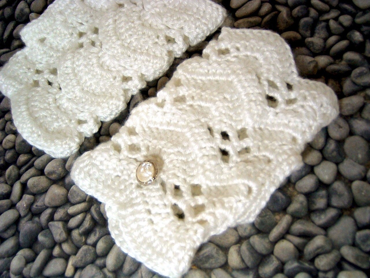 Crochet Fingerless Gloves with Wavy Lace Detail