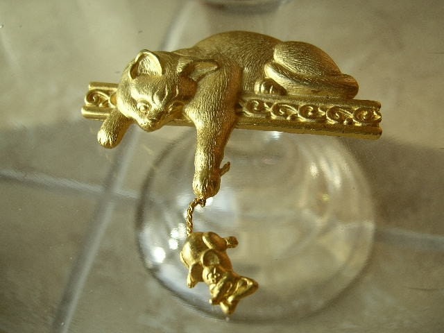 Vintage Gold tone Cat Brooch signed JJ