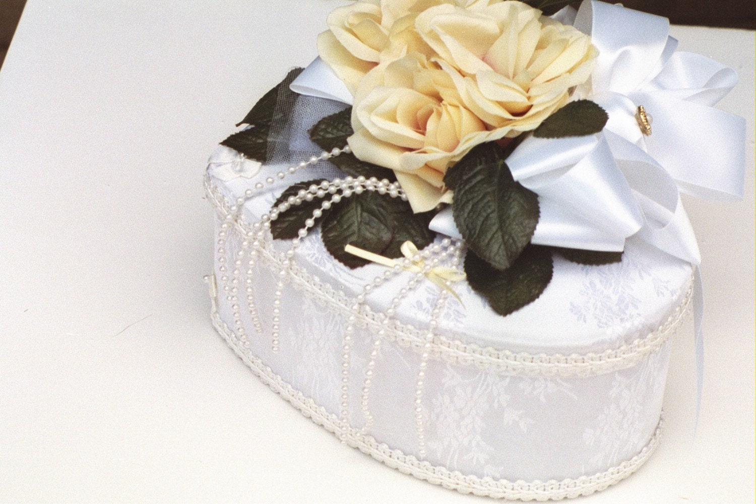 Decoration Victorian Hat Box Heart in Yellow and White Highly Decorative, Feminine