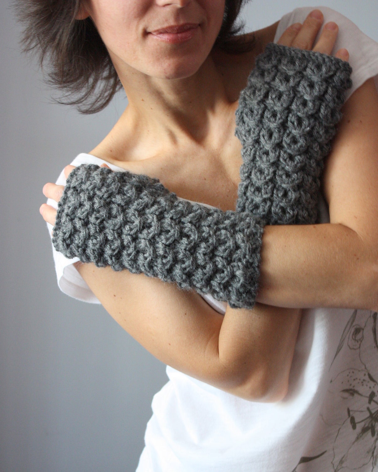 Chunky Handknit fingerless gloves / mittens/ armwarmers Charcoal Grey Cloud fashion epictt etsy team teamb HMET