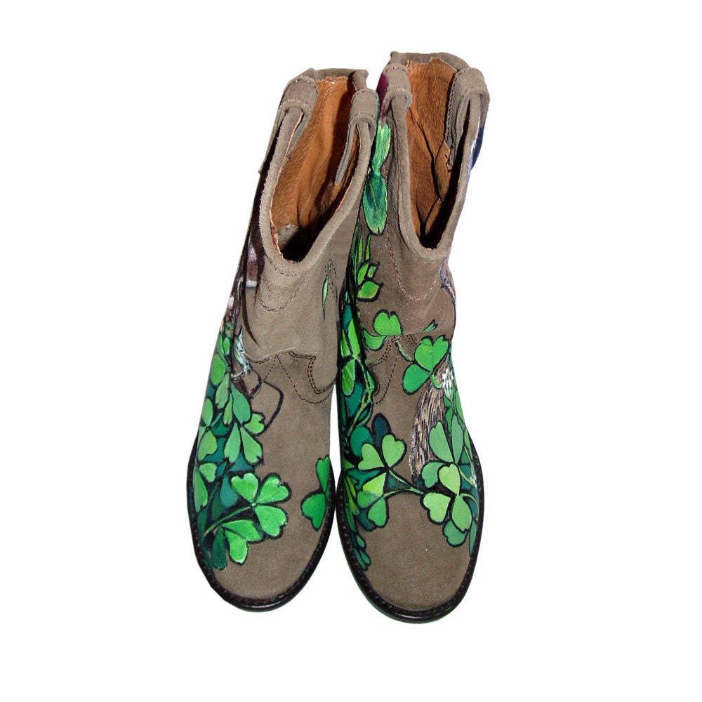 Sale - Handpainted Rabbits in Clover tan suede ankle boots - teens / girls / ladies - size 6M - Steve Madden Lasoo