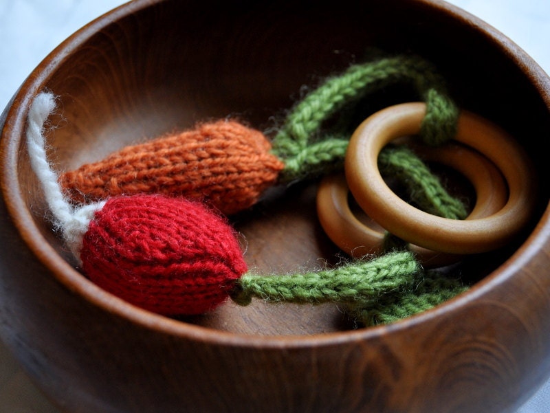 WALDORF KNITTING PATTERN- Carrot and Radish Teething Rings