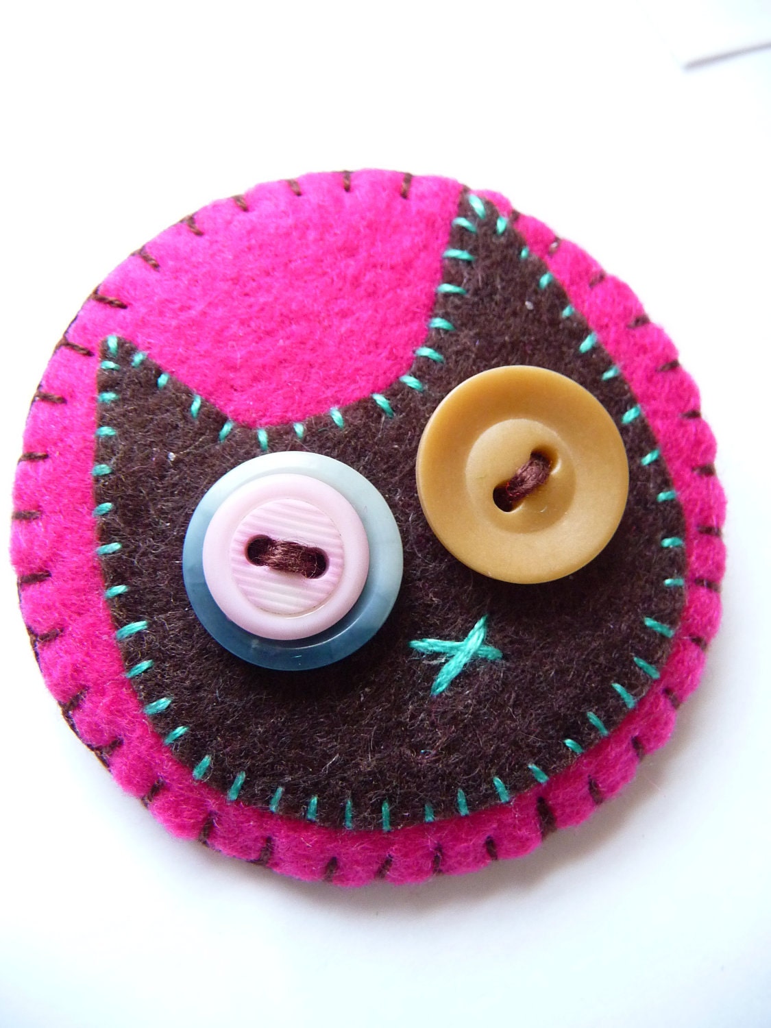 ES708/081 - Clip Art Inspired Cat Design Handmade Felt Pin  Fuchsia / Chocolate