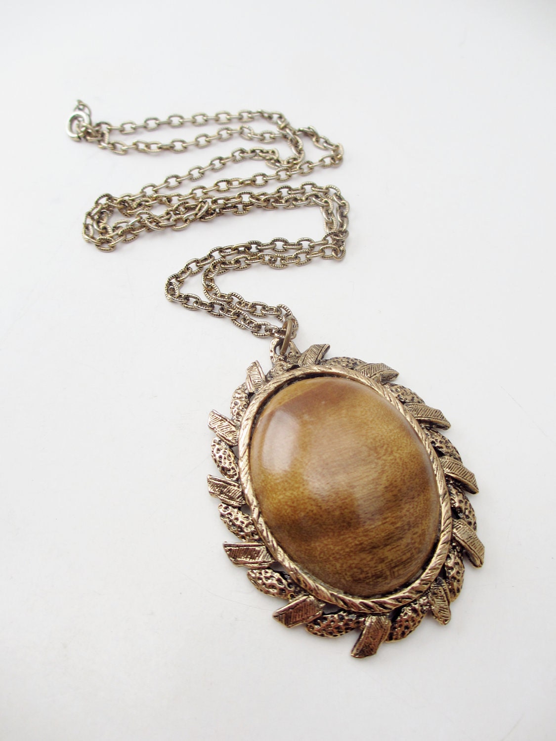 Unsigned Gold Tone Textured Oval Wooden Cabochon Pendant Mirror Necklace