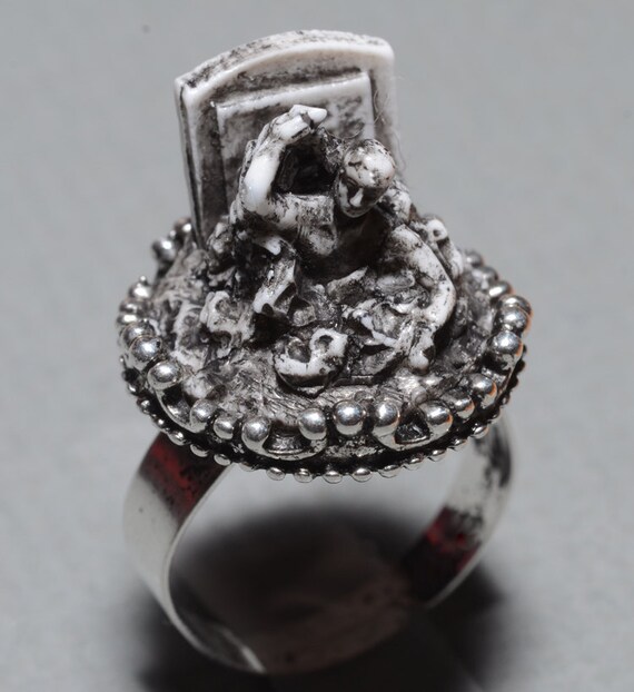 Horror  Ring - Rising from the Grave Zombie