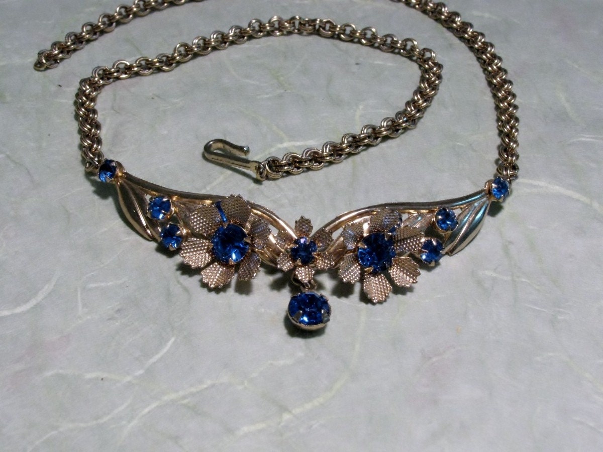 Vintage Gold Toned Flower Choker Necklace with Blue Rhinestones