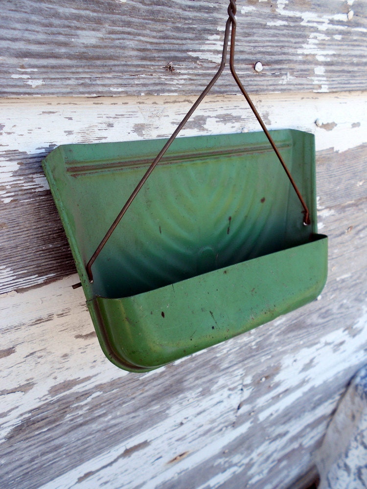 Metal Green dust pan with long handle Farmhouse by Holliezhobbiez