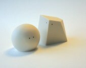 Salt and Pepper Shakers (White and White)