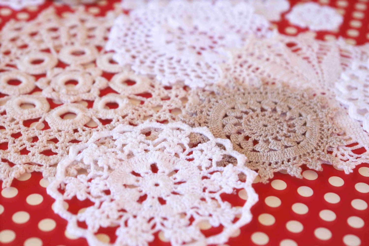 DOILY LOVE white, coffee and cream