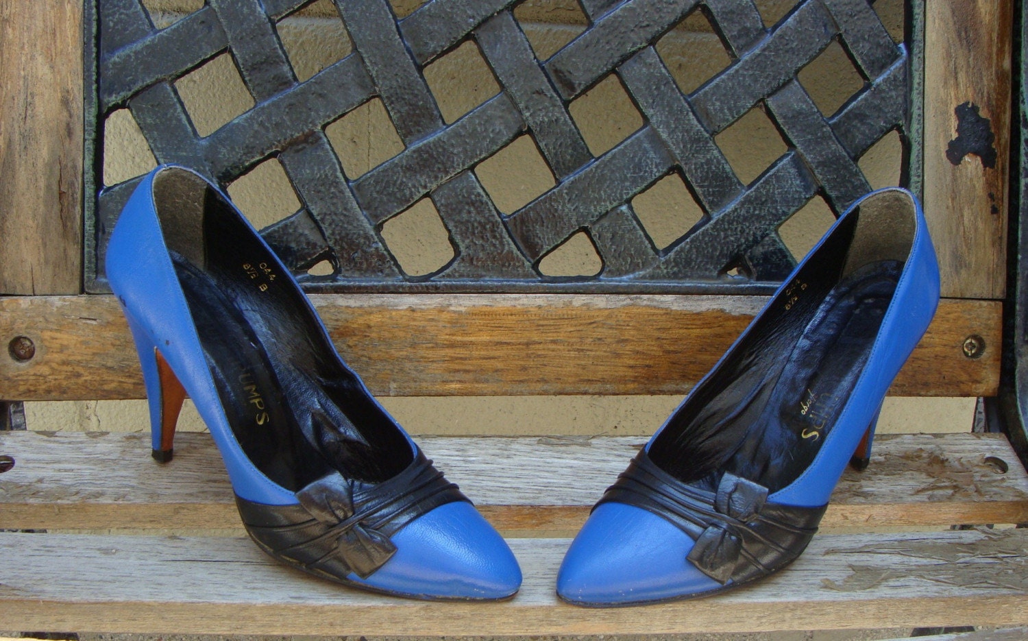 70's 80's Blue black pump
