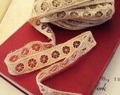 Antique Croceted Lace Tatting Yardage Linen with Pinwheel Design off white