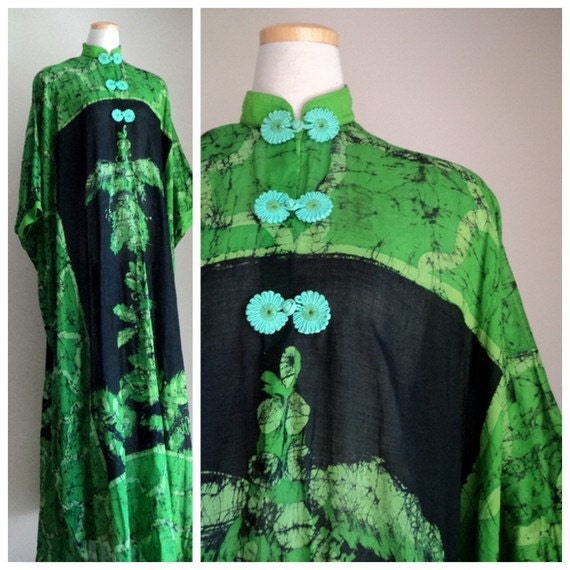 Vintage 1970's Green Black Batik Caftan // Maylasian Handcrafted // SITI PAYUNG // Boho Ethnic Hippie