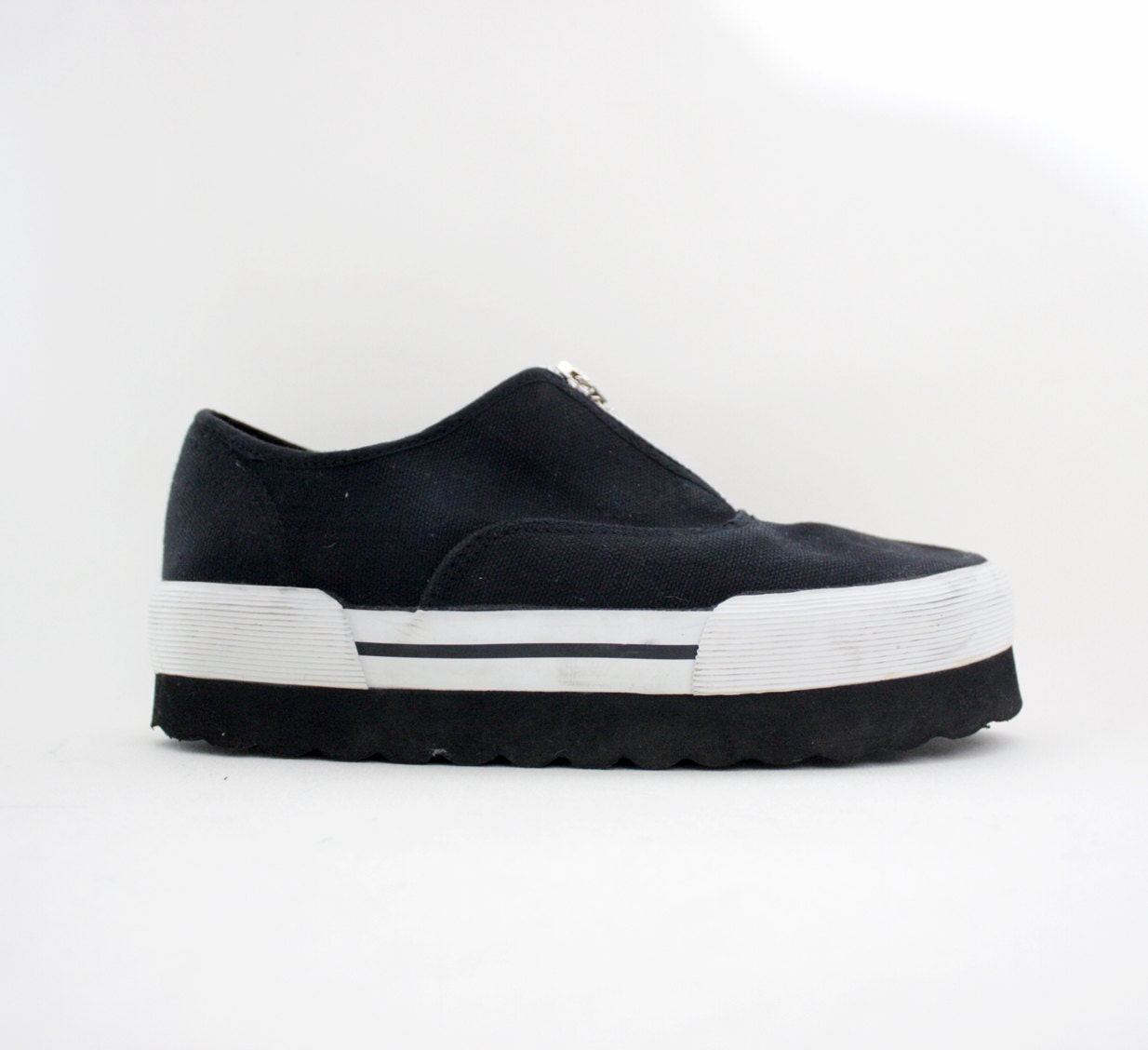 Vintage sneakers / 90s black platform zip up canvas sneakers / size 38-7.5