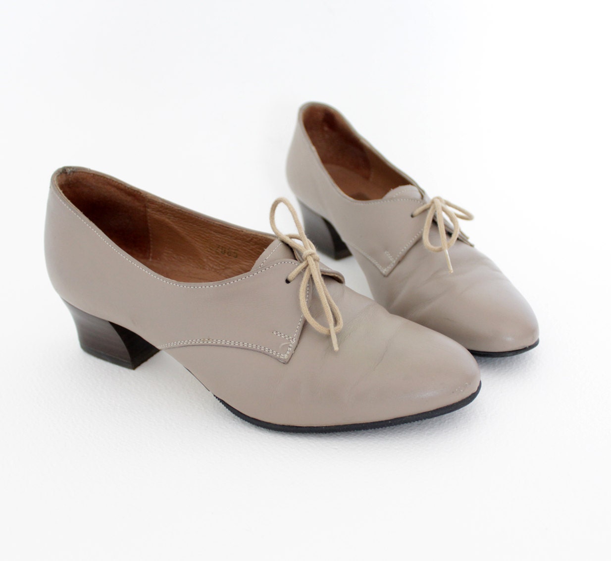 Vintage shoes. neutral tan oxford heels. size 38/7.5