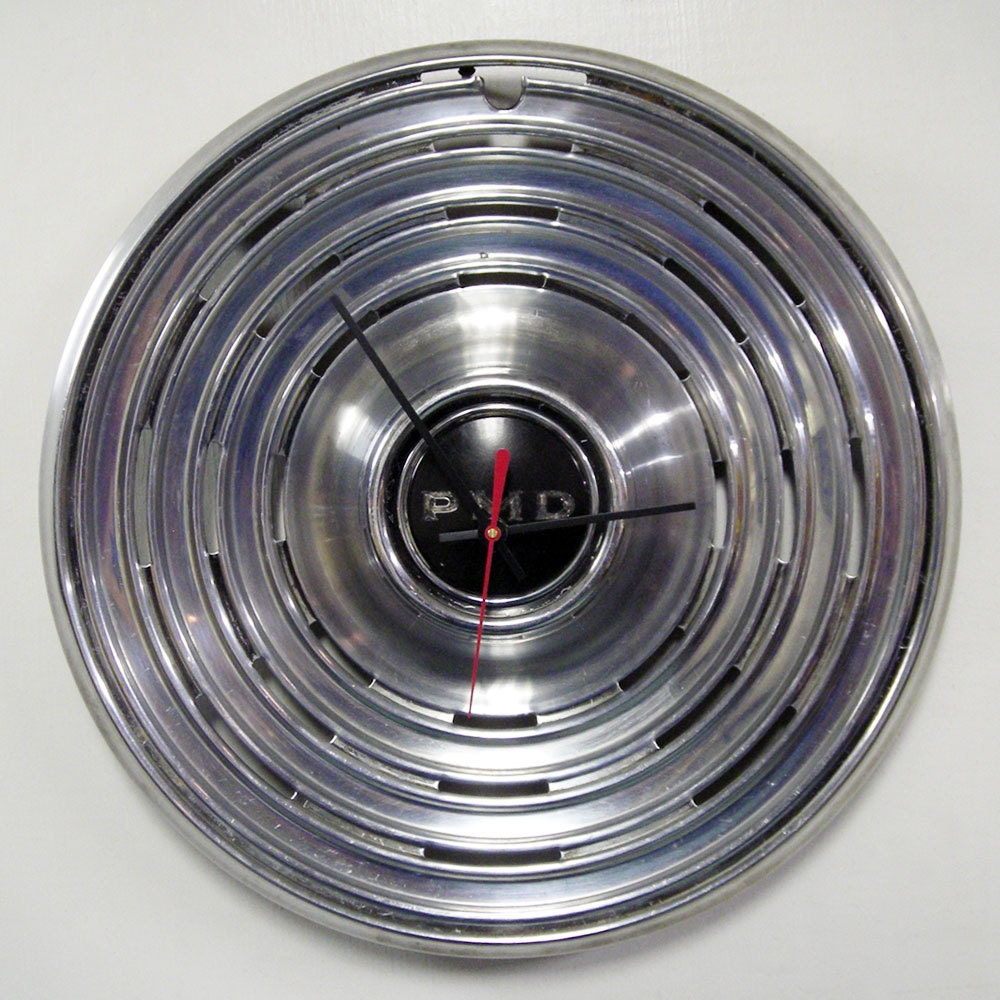 1969 Pontiac Hubcap Wall Clock - Retro PMD Catalina / Bonneville / Ventura / Executive Car Clock