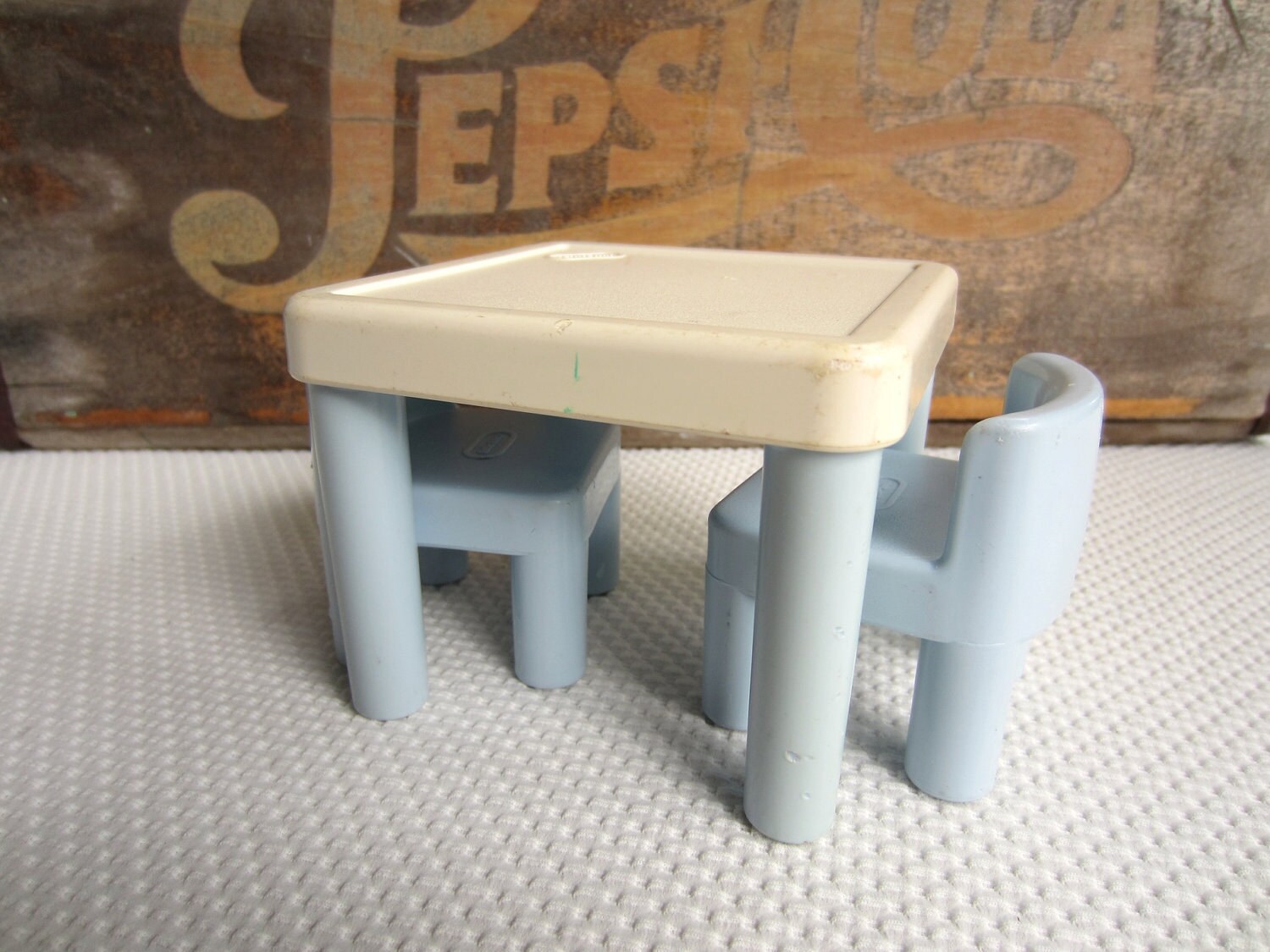 little tikes table and two chairs