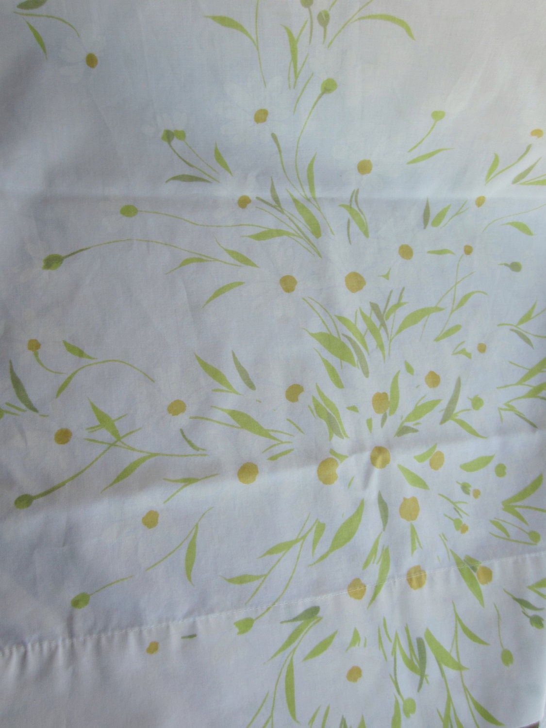 Vintage White Daisy Pillowcases Pair