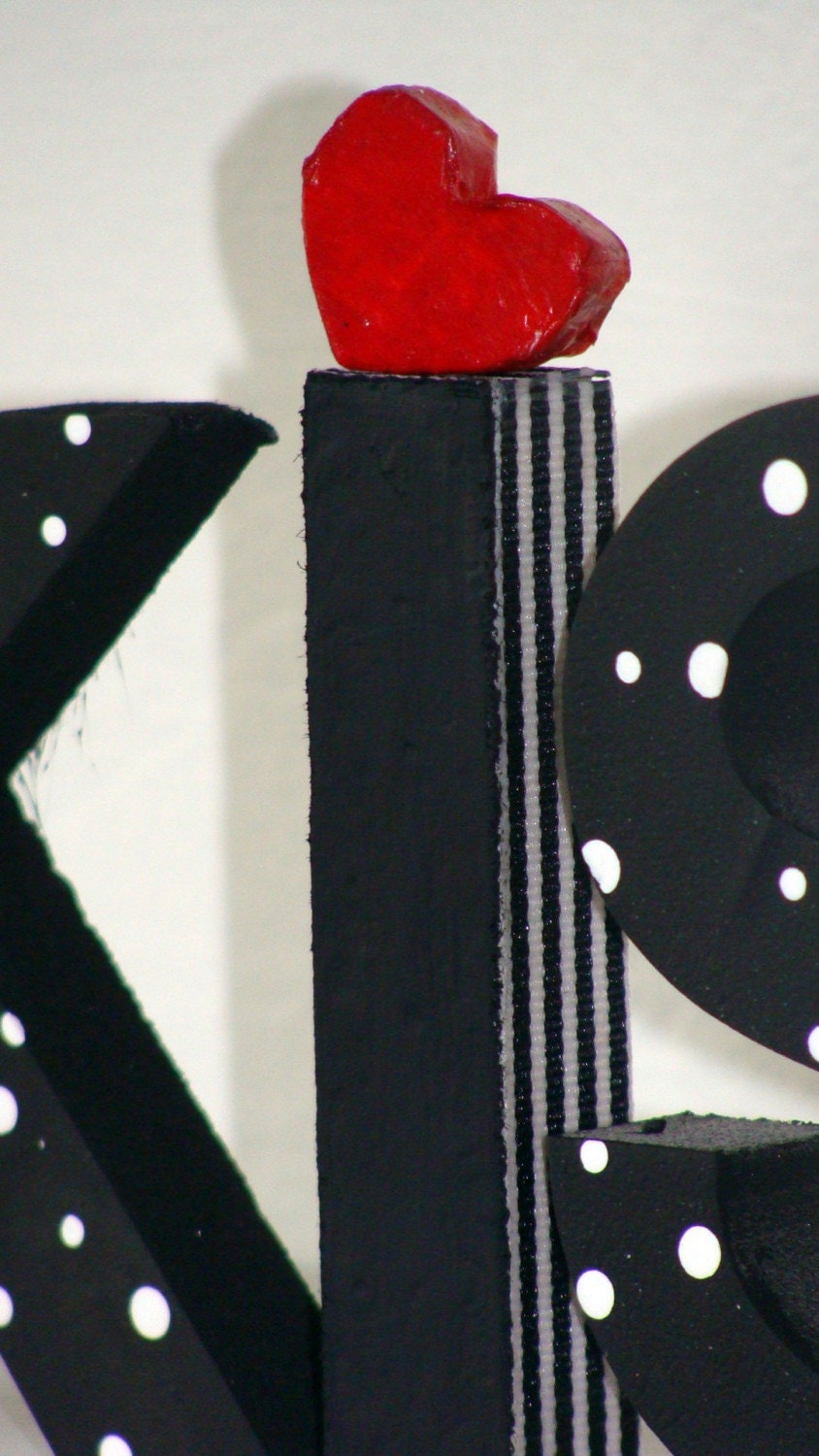 black and white kiss letters