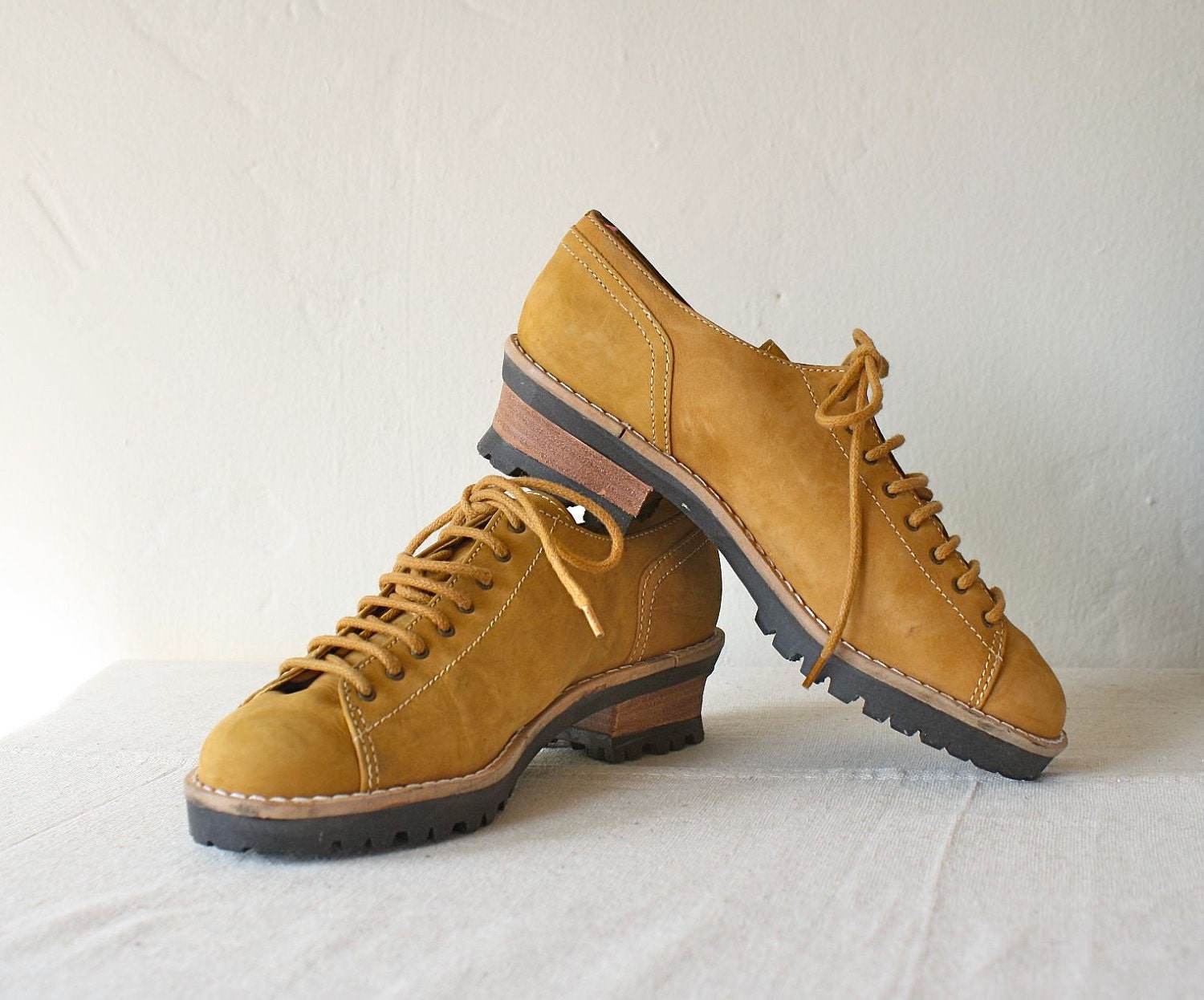 preppy 80s hiker camper shoes . Mustard suede . size 6.5