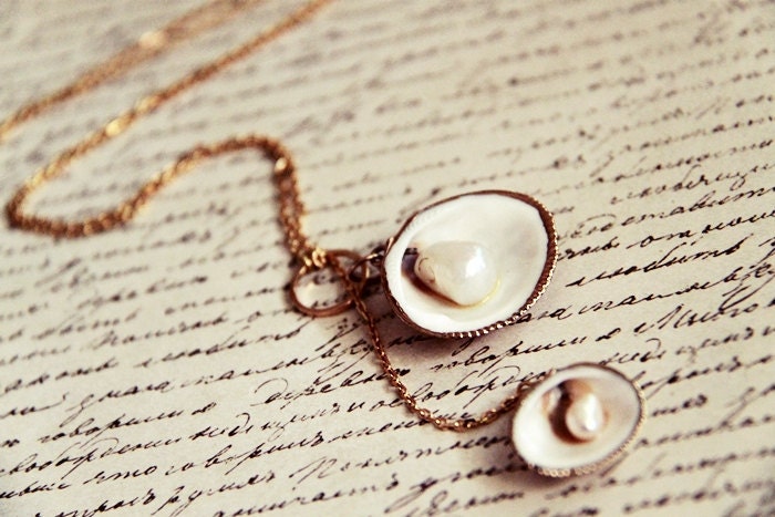 A Day at the Beach - Sea Shells Lariat on 14K Gold Plated Chain Necklace . Pearls . Nautical