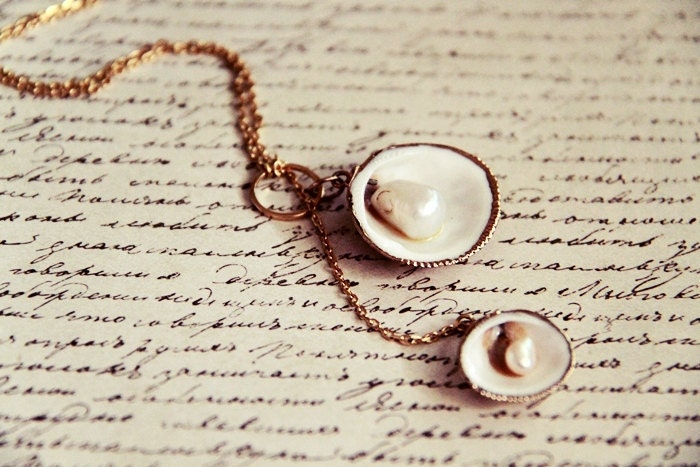 A Day at the Beach - Sea Shells Lariat on 14K Gold Plated Chain Necklace . Pearls . Nautical