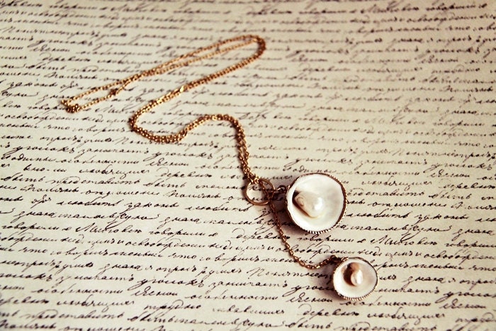 A Day at the Beach - Sea Shells Lariat on 14K Gold Plated Chain Necklace . Pearls . Nautical