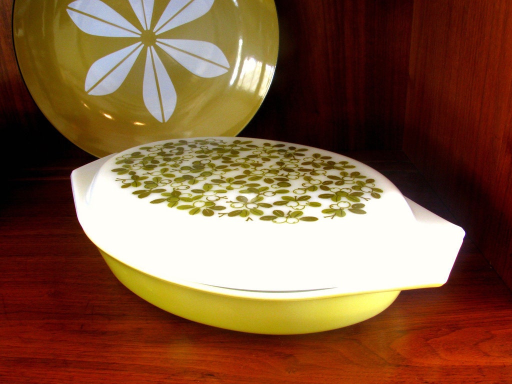 Vintage Pyrex Verde Divided Casserole