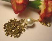Bouquet Charm - Gold Fleur de Lis