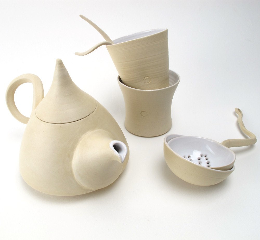 Made to order: tea for two ritual teapOt with navel-mugs and teasieve