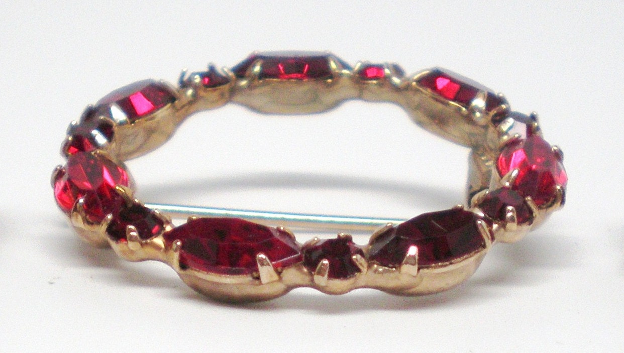 Vintage Brooch Statement Wreath of Garnet Crystal Rhinestones set in Gold Tone Prongs 50s