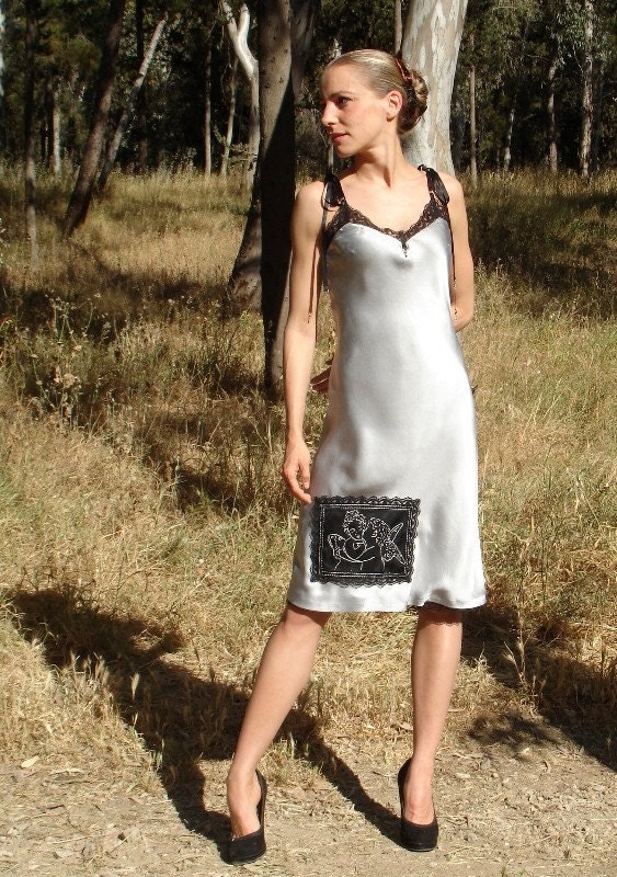 Grey silk dress with embroidery of  Raphaels angels, the first kiss