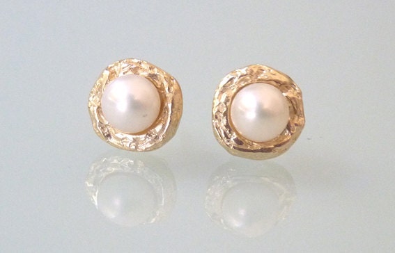 Pearl Stud Earrings - Gold Studs with a Pearl - 18k Gold Plated -  Stud Earings