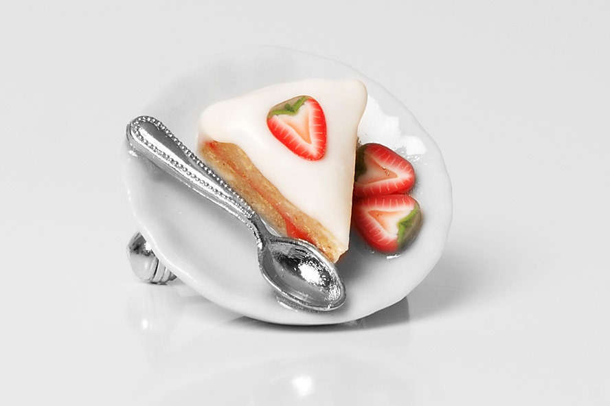 Cream cake brooch with strawberry