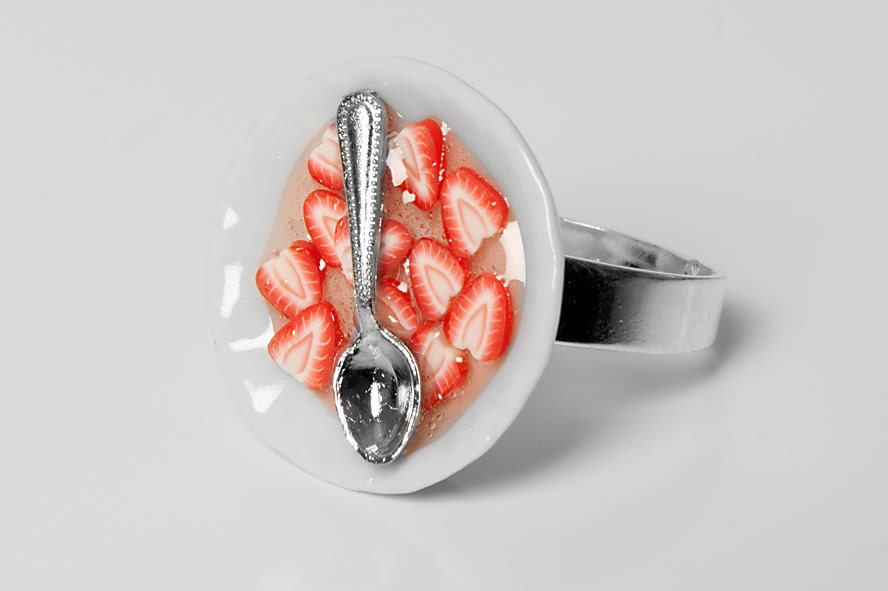 Strawberry dessert ring