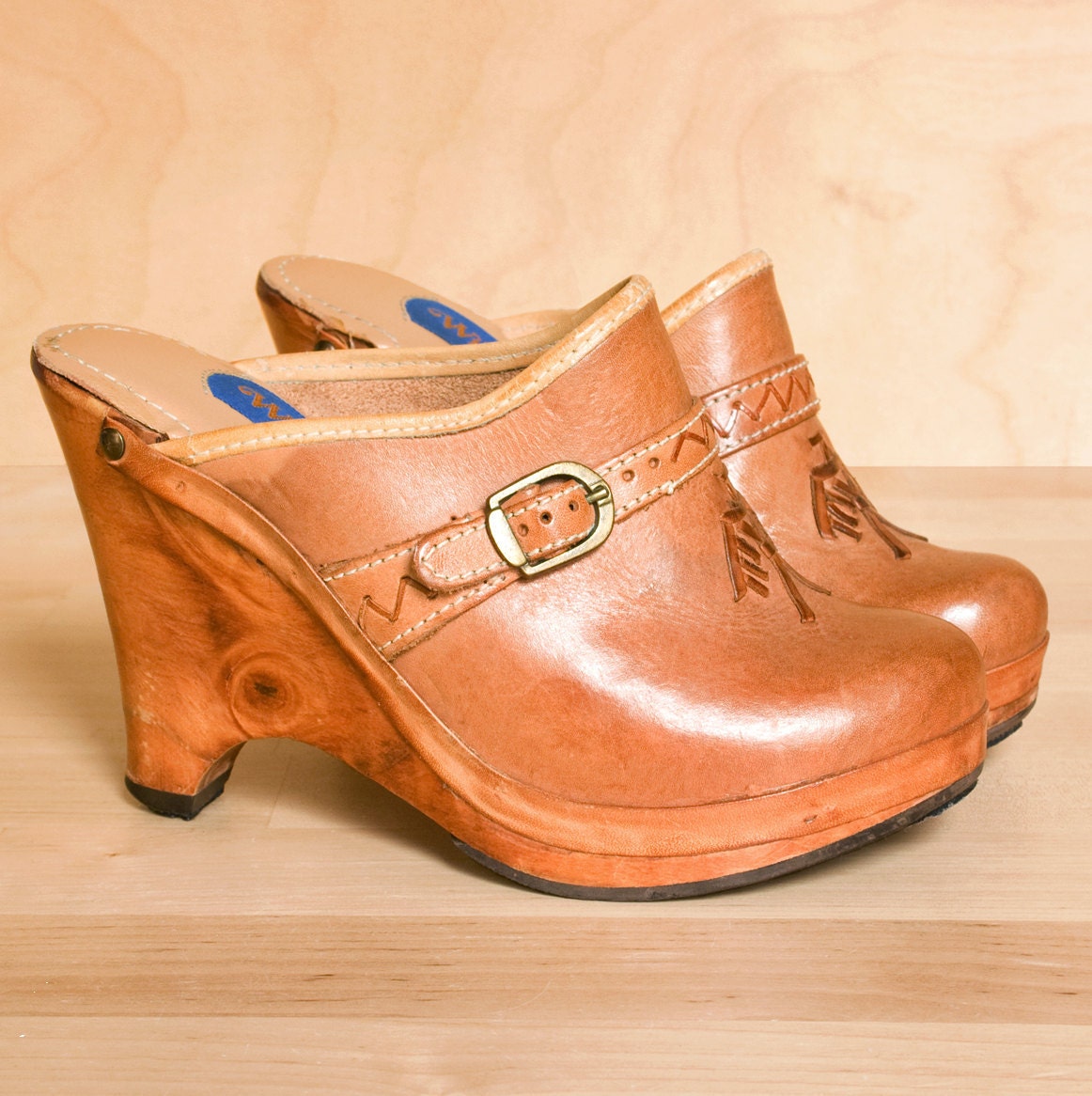 Vintage 1970s platform clogs / southwestern wood platforms 4.5 / platform shoes US size 4.5