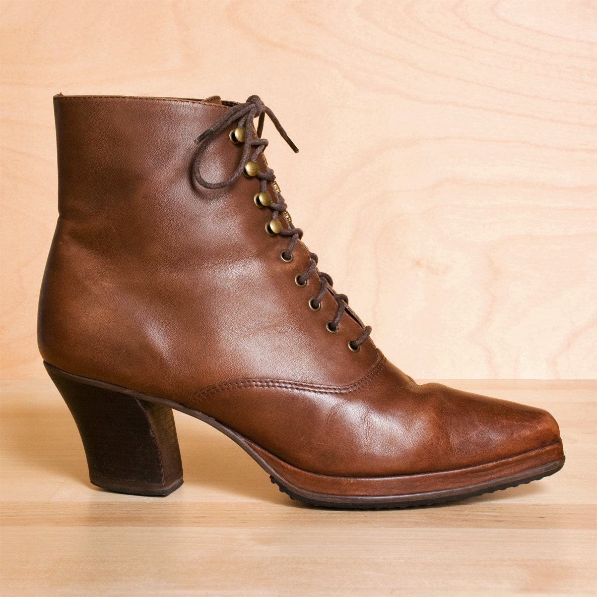 Lace up platform boots 8 - 8.5. Vintage 1980s neutral tan leather oxford ankle boots.