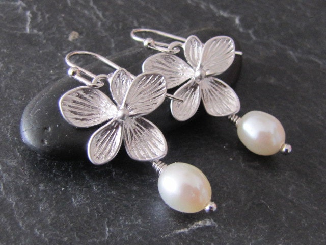 Flower and pearl earrings in white gold (EW290), wedding, bridal, bridesmaid