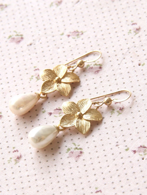 Shabby chic wedding flowers Earring with pearls -  Flowers with real white pearls Dangle Earrings